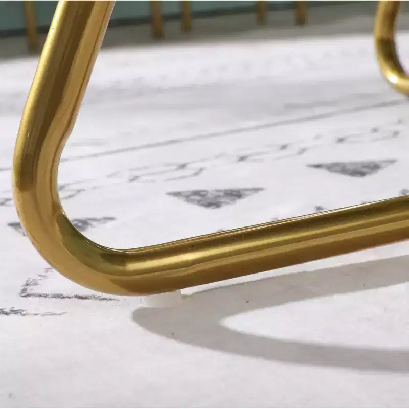 Fauteuil d'appoint en velours soyeux, rose avec piétement doré