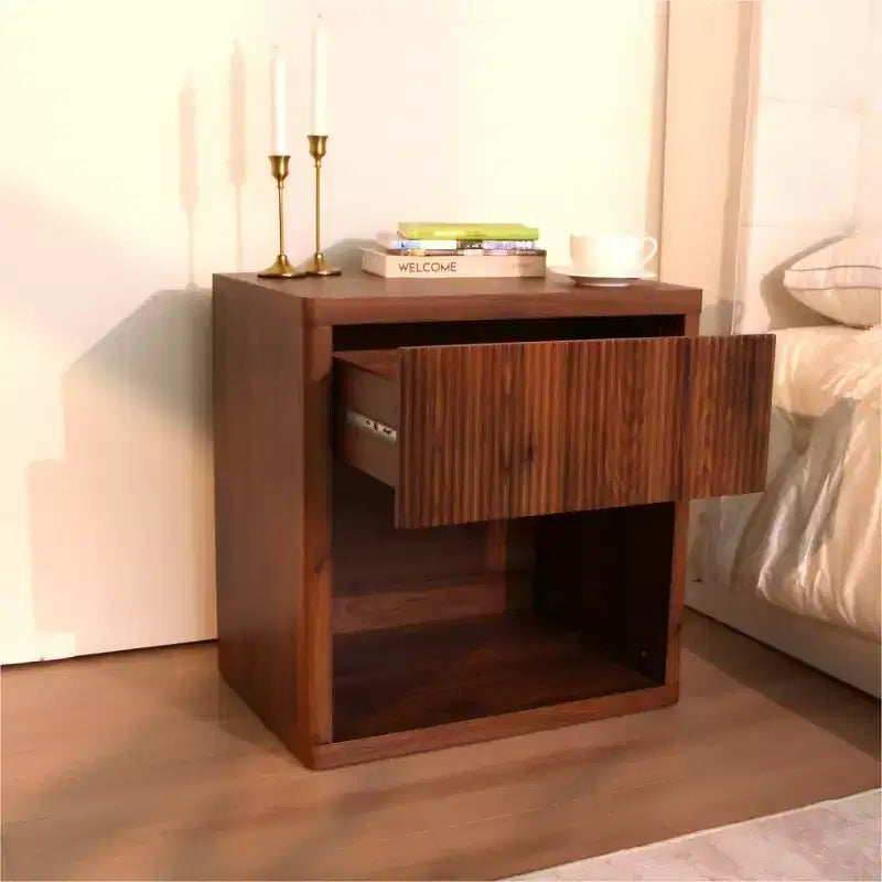 Table de chevet cannelée moderne avec tiroir de rangement, table d'appoint de style Mid-Century, table de nuit